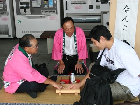 鹿児島空港で「足湯」イベント－名物アイス・地サイダー販売も