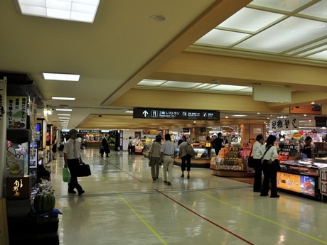 阿蘇くまもと空港でJ2「ロアッソ熊本」のグッズ販売－JAL系列店舗で