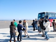 富士山静岡空港で一般向け施設見学会－700人が真新しい滑走路・駐機場を歩く