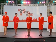 キャセイパシフィック歴代CA制服のファッションショー－日本就航50周年で