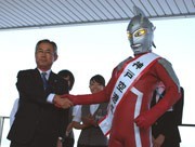ウルトラセブンが1日空港長に－神戸空港で「空の日」イベント