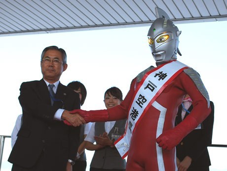 ウルトラセブンが1日空港長に－神戸空港で「空の日」イベント