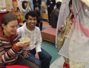 野だてで来日旅行者出迎え－和歌山大学学生が関西空港で