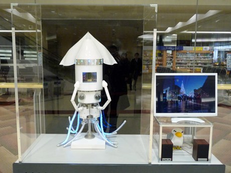 函館空港に観光案内「イカロボット」第2弾－地元高専生が製作