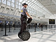成田空港、警備に「セグウェイ」試験運用