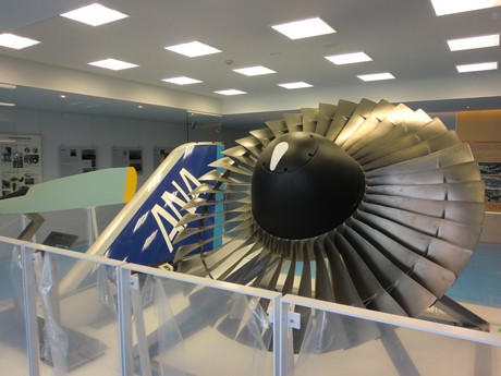 鹿児島空港に新設の航空展示室、人気に－エンジン・タイヤもリアル展示