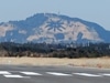 富士山静岡空港付近の山肌には「茶」の文字が描かれている