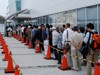 開港した富士山静岡空港の見学者の列。