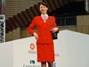 キャセイパシフィックの歴代CA制服のファッションショーが開かれた