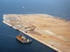 羽田空港沖で建設が進むD滑走路の「埋立部」
