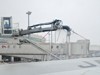 出発直前の航空機の主翼に散布される凍結防止剤