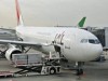 JAL、駐機中に窓の日よけ下げCO2排出抑制－国内外の22空港で本格運用
