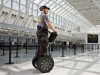 成田空港、警備に「セグウェイ」試験運用
