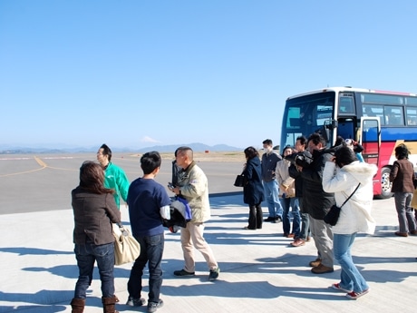 Public Tours of Mt. Fuji Shizuoka Airport - 700 People Walk on Brand New Runway and Apron