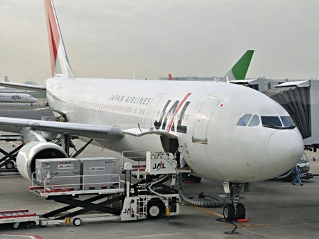 JAL Lowering Window Shades of Parked Aircraft and Reducing CO2 Emissions