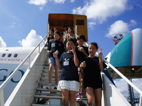 “Airport Work” Observation Tour at Narita Airport for Elementary Students as Part of Cathay Pacific’s CSR Activities