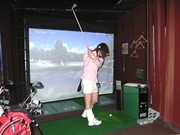 赤坂みすじ通りに大型ゴルフバー、ツアープロによるレッスンも
