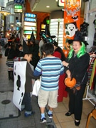 赤坂の商店街でハロウィーンパレード－子どもたち300人が仮装で参加