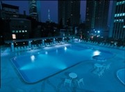 ANAインターコンチ東京がプール開き－夜はプールサイドをライトアップ