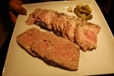 赤坂に男性のための隠れ家的食堂－昼はハンバーグ専門店、夜はワインバー