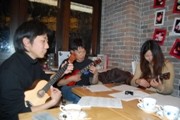 赤坂のカフェでウクレレ教室－ギタリストの西山隆行さんが指導