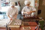 赤坂の老舗和菓子店「青野」がミニ桜もち実演－ひなまつり恒例イベント