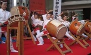 赤坂アークヒルズで秋祭り－大鍋パエリアの調理・販売も