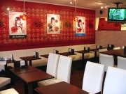 秋葉原に携帯ショップとメードカフェのコラボ店－待ち時間活用