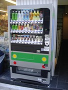 鉄道ショップ「ポポンデッタ」店頭に山手線デザインの自販機