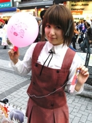 コスプレーヤーが風船配布－「ひだまりスケッチ」プロモで
