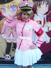 「段ボール肉まん」ショップがオープン－店員は軍服風コスプレ