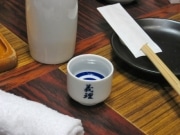甘いものが苦手な相手に「義理猪口」－生活非必需品店が販売