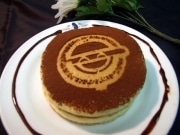 アキバに「攻殻機動隊S.A.C.」カフェ－「笑い男」ホットケーキ提供も