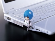 バッファロー、「綾波レイ」PCお座りUSBメモリ発売－ほぼ完売に