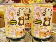 アキバに「ウマウマ パンの缶詰」－ハチ・熊少女があのポーズ