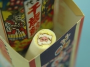 万世の「ブーちゃん」が千歳飴に－七五三に合わせ配布