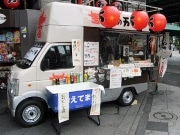 創業60周年を迎える「肉の万世」店頭に「もーぶーカー1号」登場