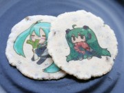 ねぎ入り初音ミクせんべい「みくせん」販売へ－秋葉原で初めて