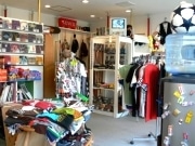 秋田のTシャツ専門古着店、併設カフェと独自イベントで人気に