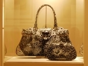 草間彌生さんデザイン「フェラガモ」バッグ、秋田の美術館で先行展示