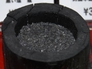 炭化させた男鹿半島の天然塩「黒い塩」、高級食材用途で人気に