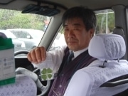 幸運の「四つ葉」を配る秋田のタクシードライバー、1万本達成