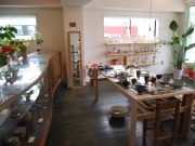 秋田にアンティーク雑貨とアート教室の複合店－木工家具職人が開業