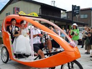 秋田のカップル、挙式仕様ベロタクシーで結婚式－通行中の市民も祝福
