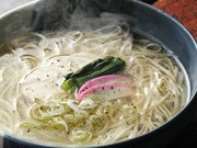 中華そば用「塩味」スープで食べる「稲庭うどん」、秋田で人気に