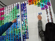 秋田県民の顔写真で作る「モザイクアート」、秋田駅前で制作進む