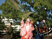 秋田・神社境内で大阪の劇団が野外劇－観劇料は投げ銭で