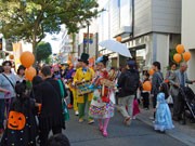 秋田の商店街で「大人のハロウィーン」－パレードで挙式のカップルも