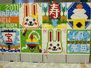 秋田でペットボトルキャップアート展示－1万個使い「迎春」テーマに
