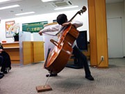 北都銀行の支店ロビーでコントラバスのコンサート－60人が名曲楽しむ